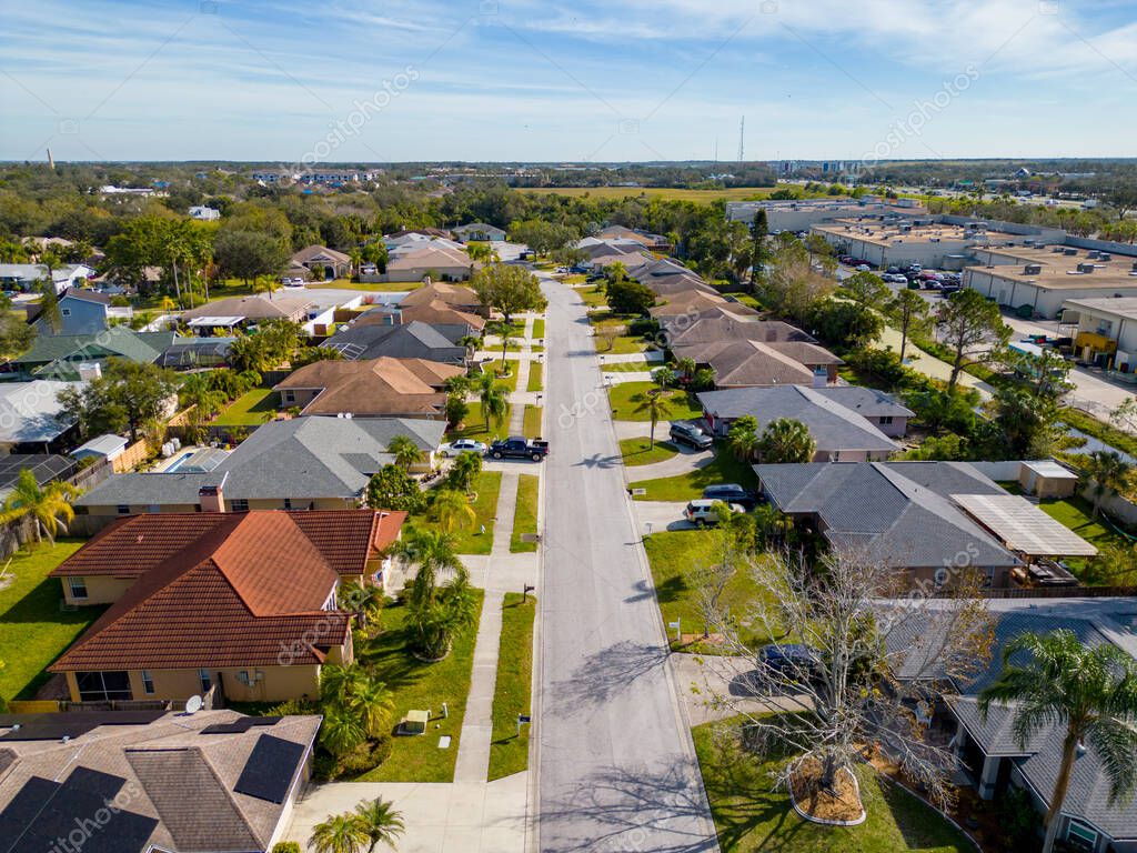 Drone che ispeziona il tetto di un edificio