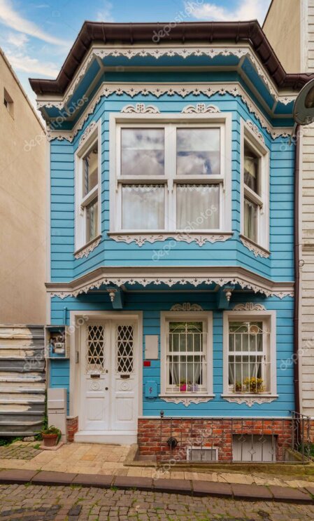 Facciate di palazzi residenziali a colori, simbolo della comunità condominiale