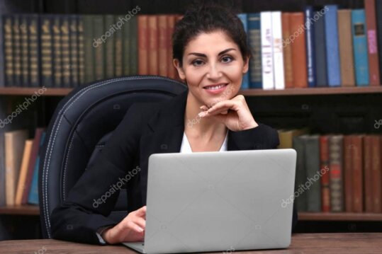 Amministratore di condominio al lavoro al computer