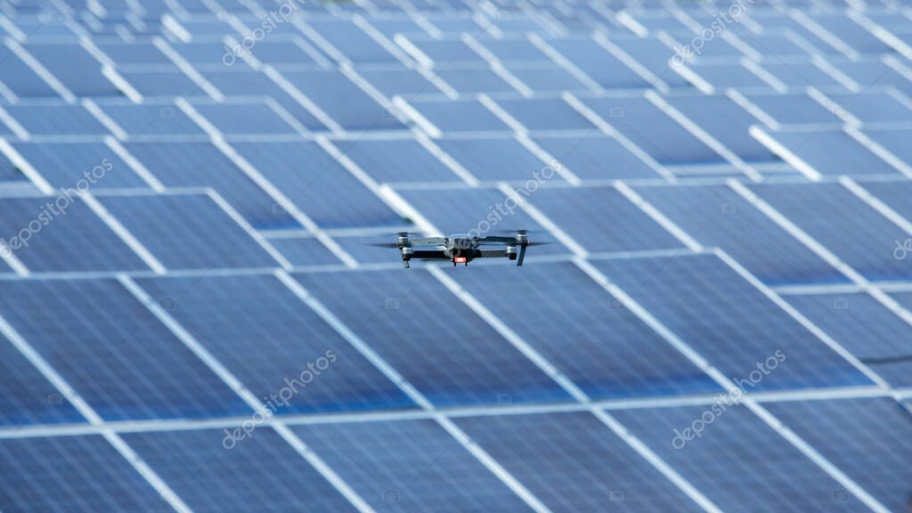 Drone in sorvolo sopra tetto condominiale