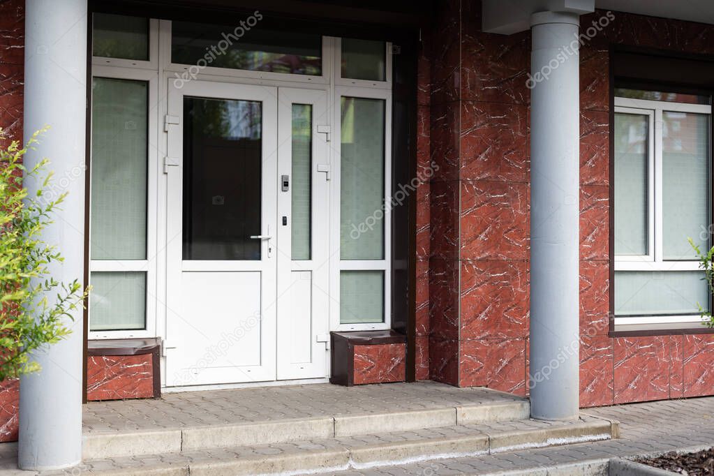 Ingresso condominiale con cassette postali